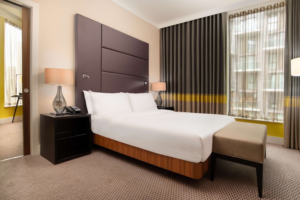 SUITE, KING BED, LIVING AREA, CORNER