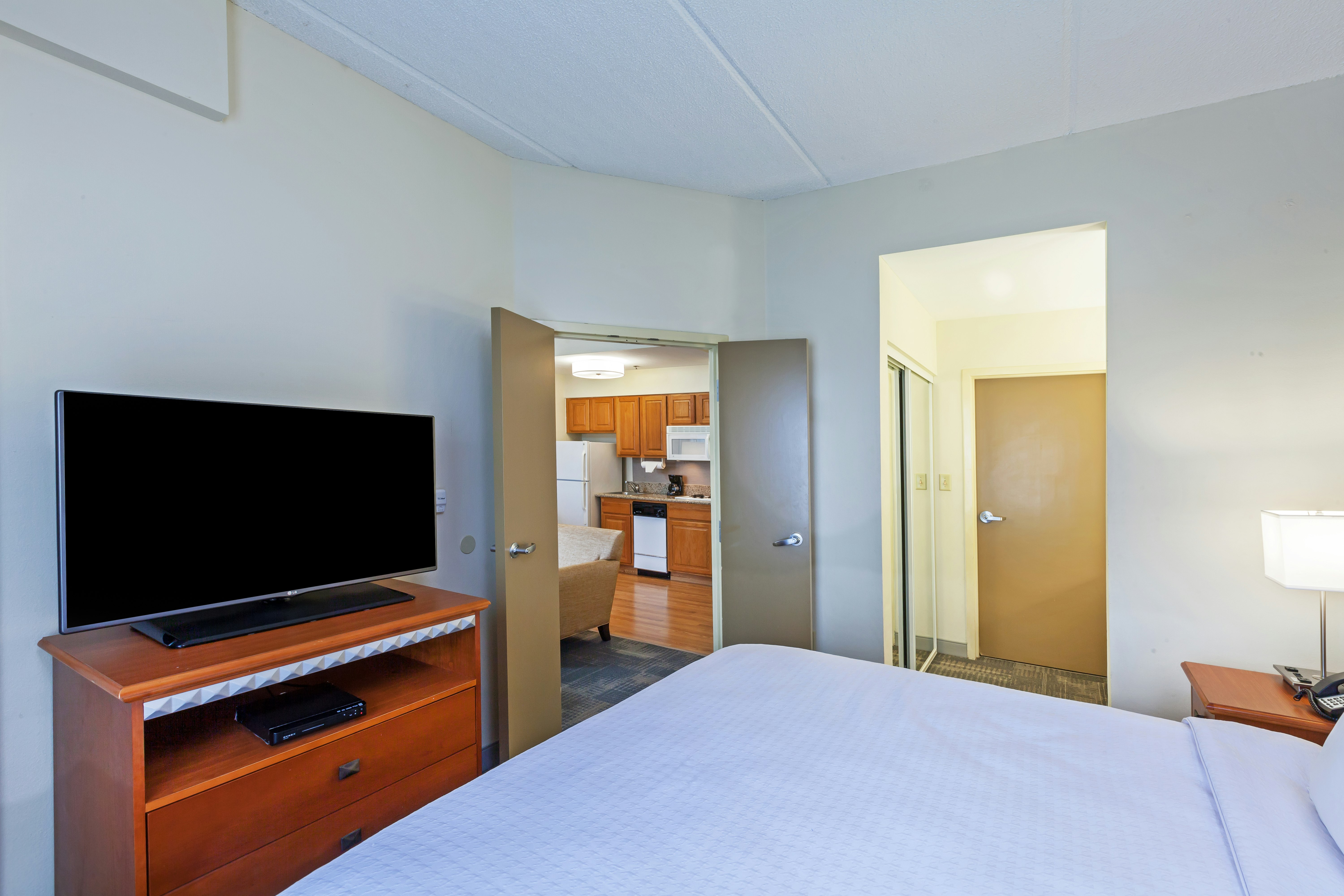 STUDIO, QUEEN BED, ACCESSIBLE