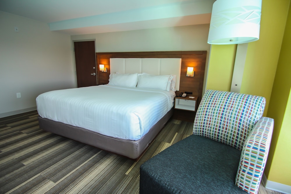 Holiday Inn Express & Suites Miami Airport East 25/69