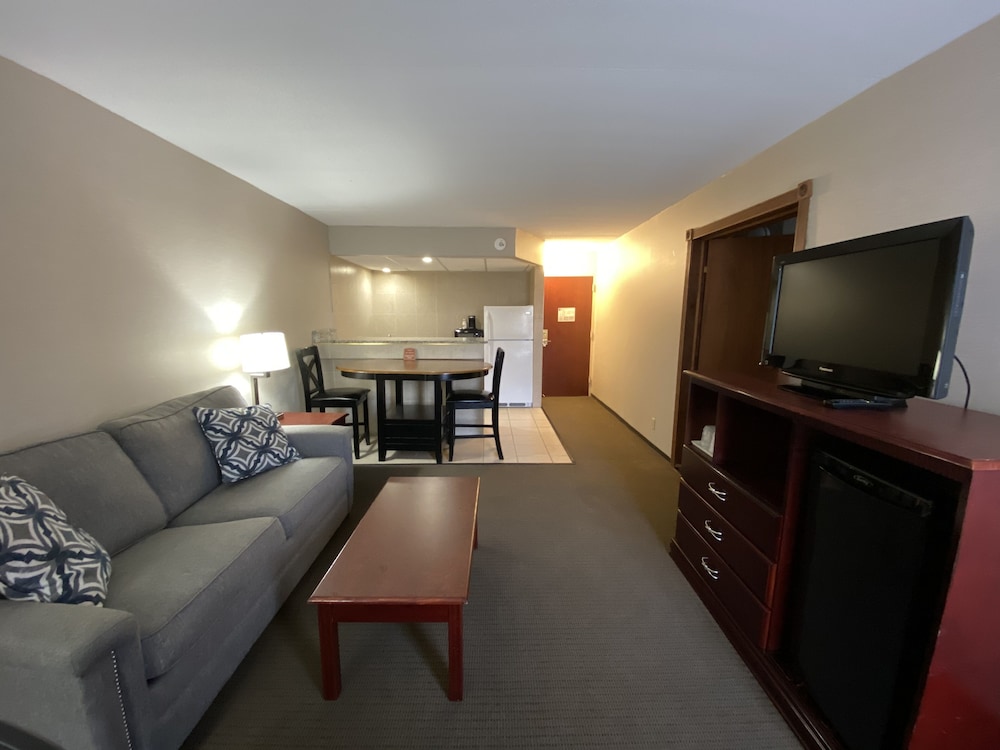 Clarion Inn and Suites Grand Rapids Airport 32/63
