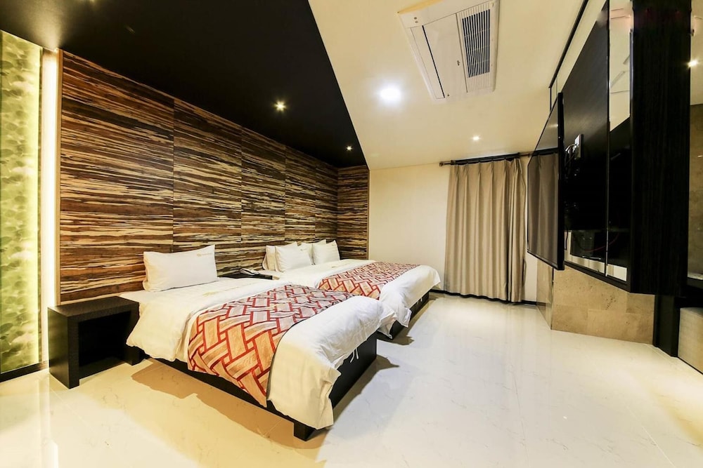 Elga Hotel 23/67