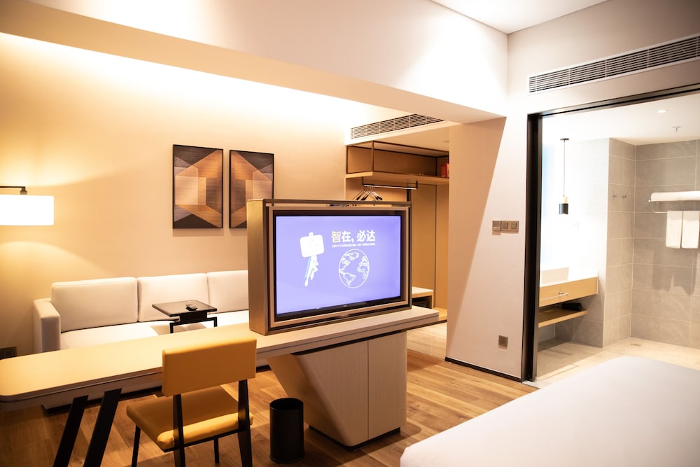 Holiday Inn Express Shenzhen Longhua 51/77