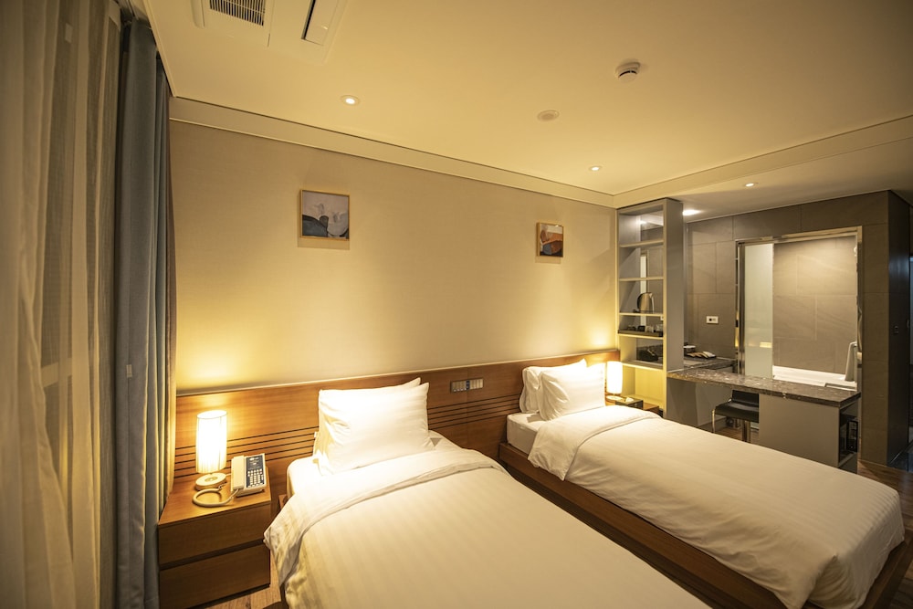 J-one Hotel and Resort 11/41
