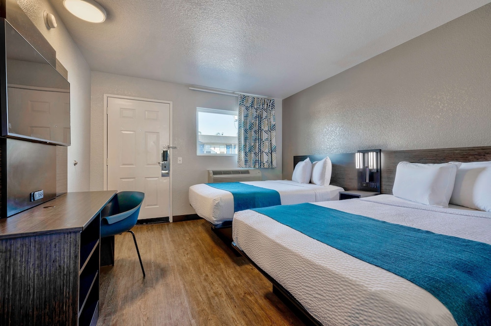 Motel6 Anaheim, CA - Fullerton East 35/59