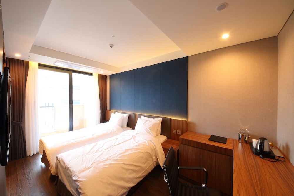 SUPERIOR, TWIN BEDS, BALCONY