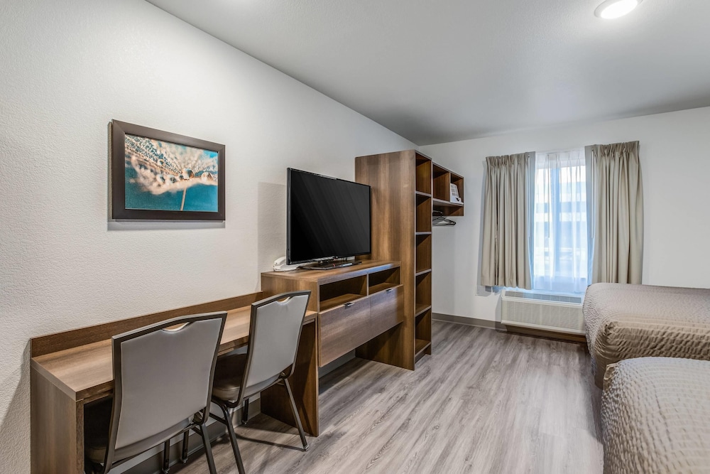 WoodSpring Suites Novi Farmington 30/47