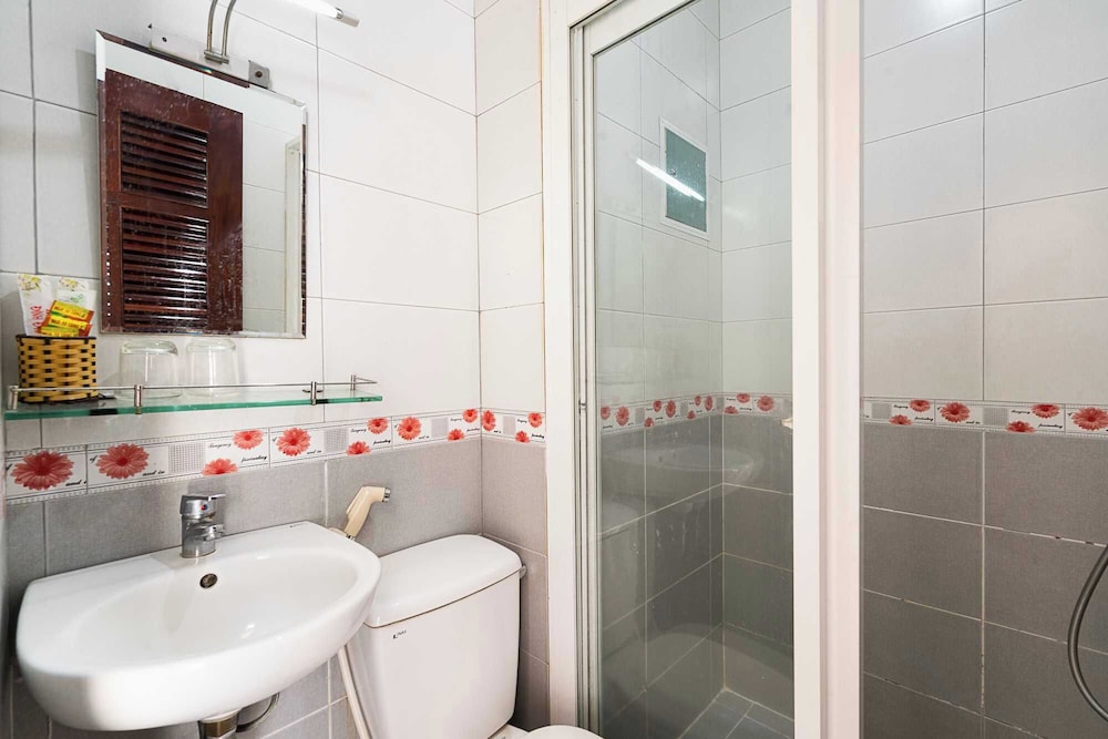 Collection O Dinh Dinh Hotel - Near Tan Son Nhat Airport 47/51