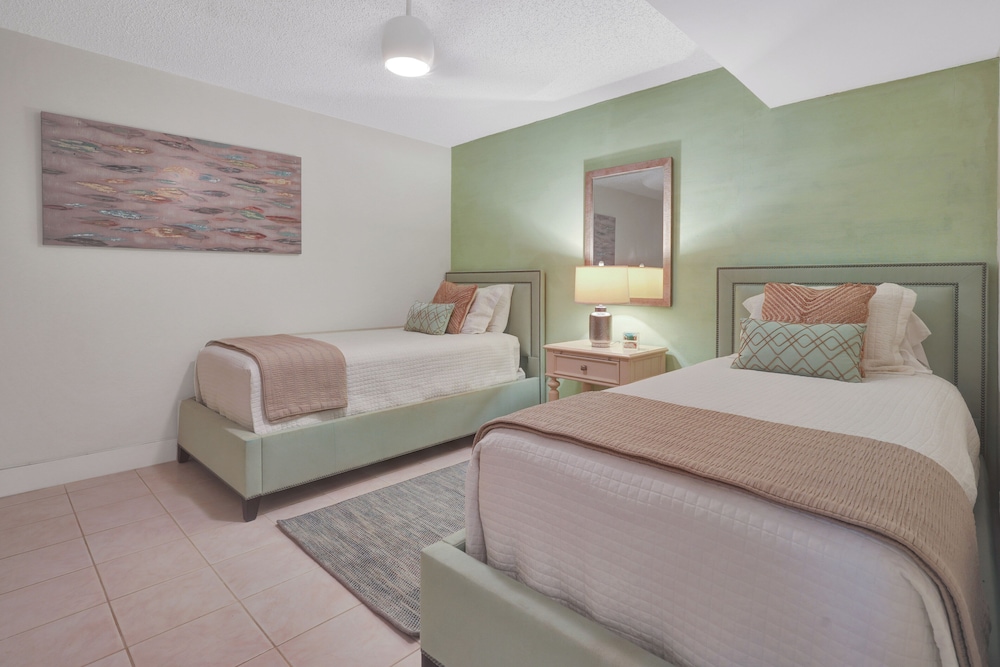 Aqua Bay Club Luxury Condos 10/50