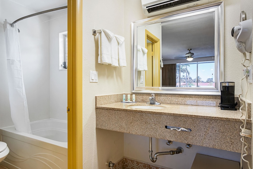 Quality Inn and Suites Airport Cruise Port Hollywood 45/55