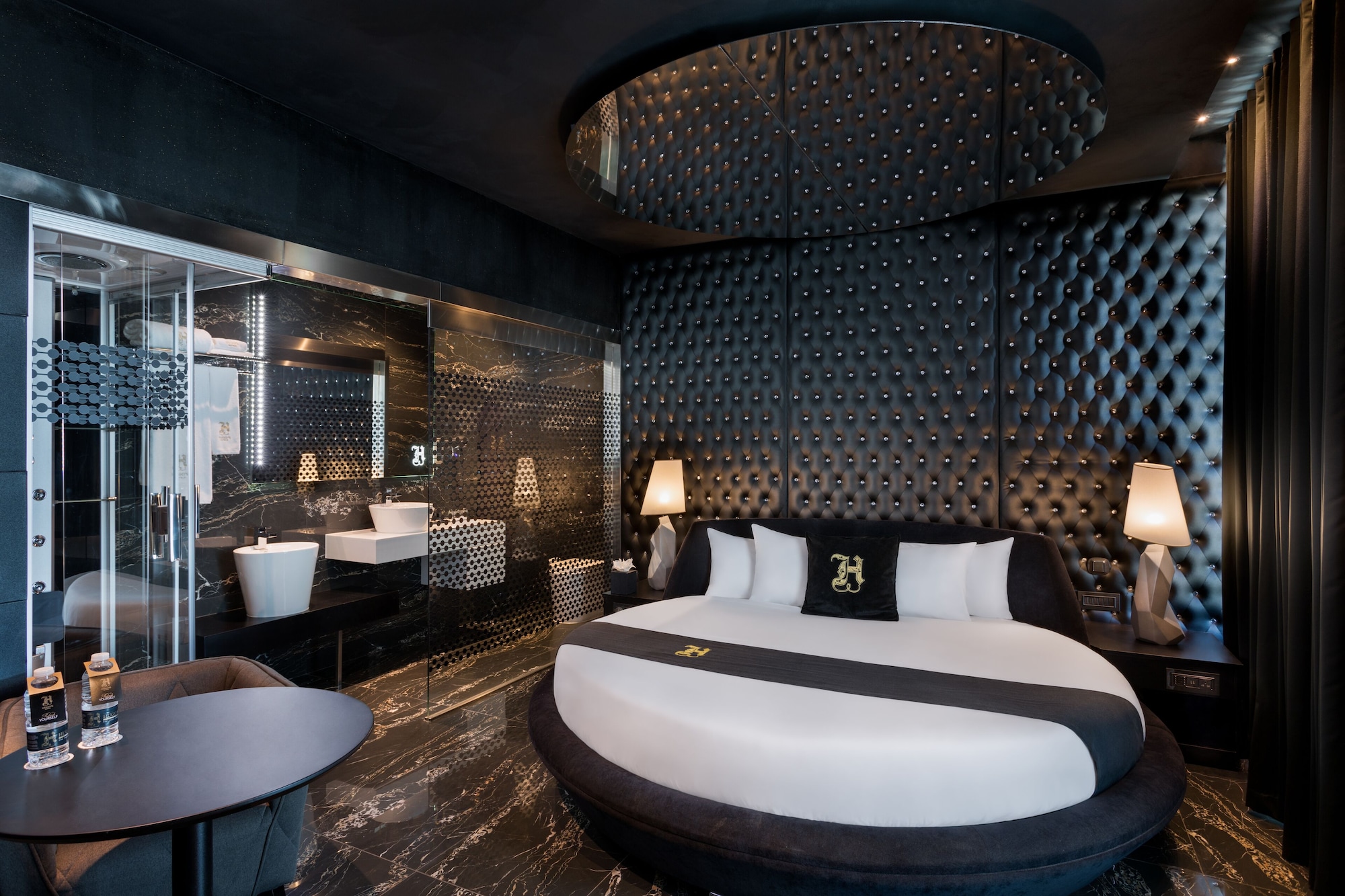 SIGNATURE, SUITE, SAUNA