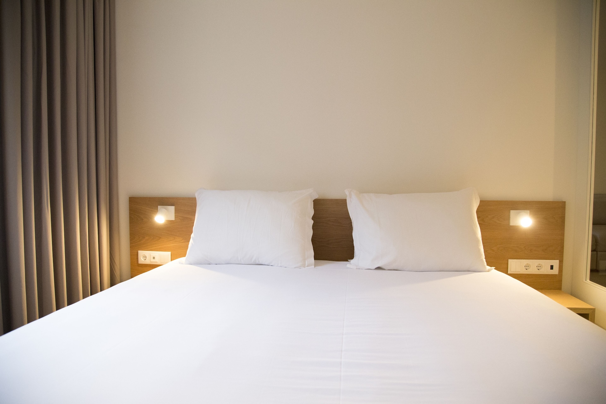 ROOM, DOUBLE BED