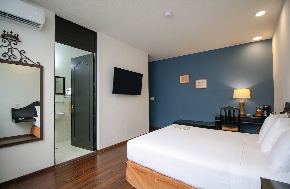 STANDARD, QUEEN BED