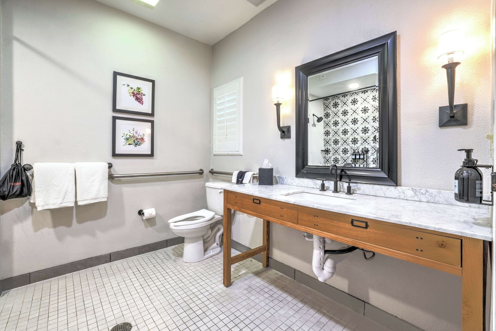 Room, King Bed, Accessible, The Lodge at Healdsburg, tapestry Collection by Hilton 4/5