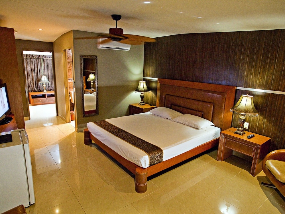 Beach, Cabin, Queen Bed 3/7