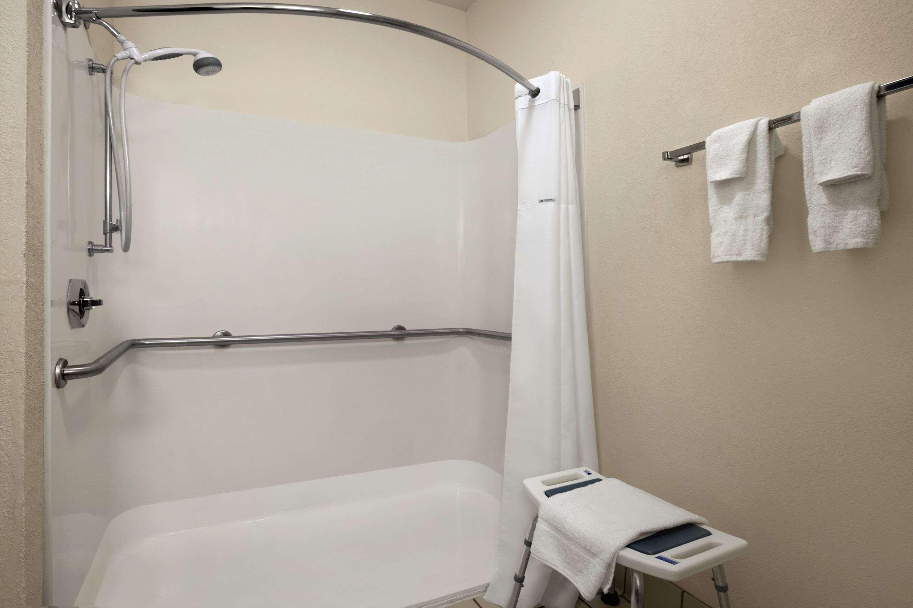 Days Inn & Suites By Wyndham Romeoville 24/26