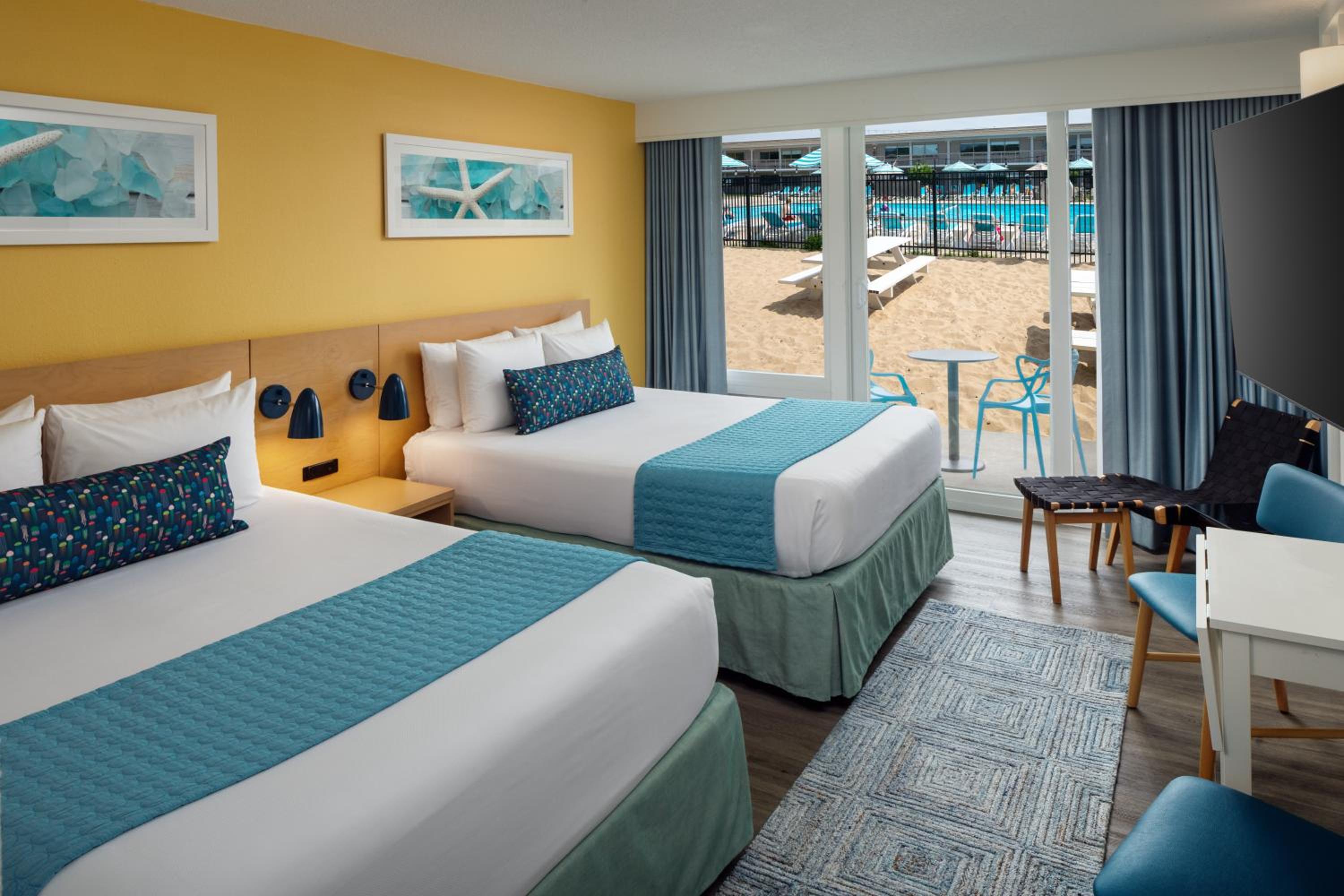 Courtyard, 2 Queen Beds, Balcony
