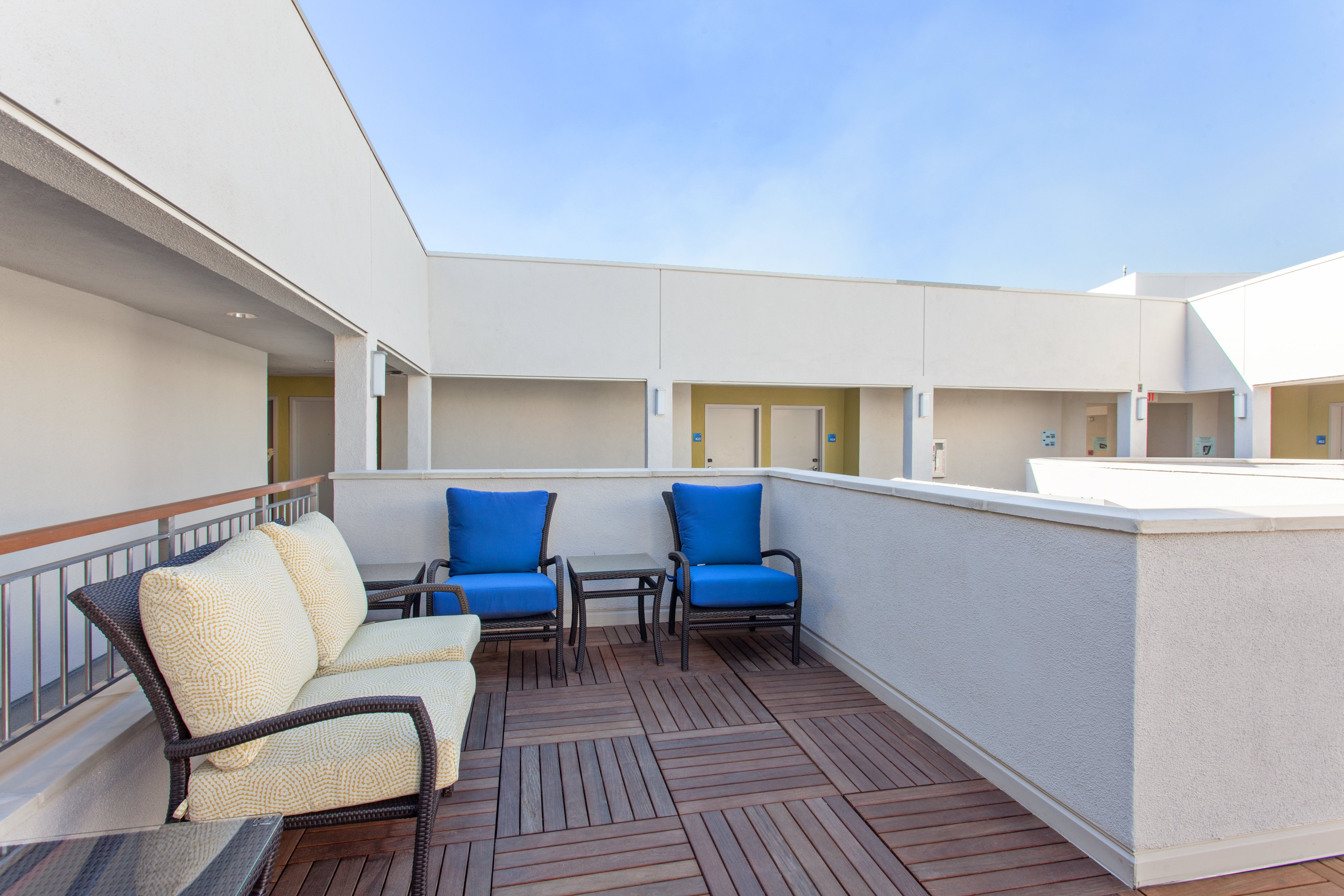 Holiday Inn Express West Los Angeles 17/35