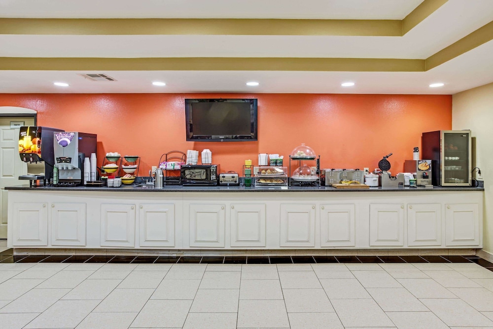 La Quinta Inn & Suites by Wyndham Canton MS 8/37