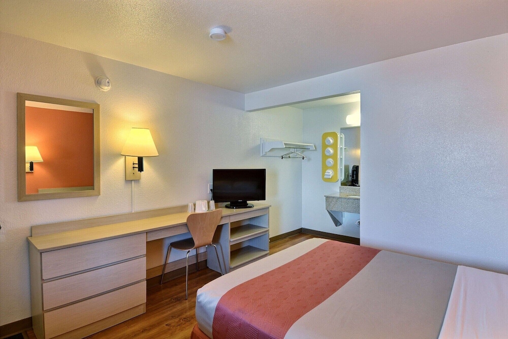 Motel6 Nashua, NH - North 36/58