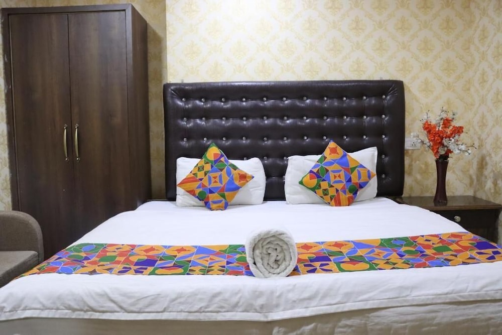 Hotel Sarweshwary 14/47