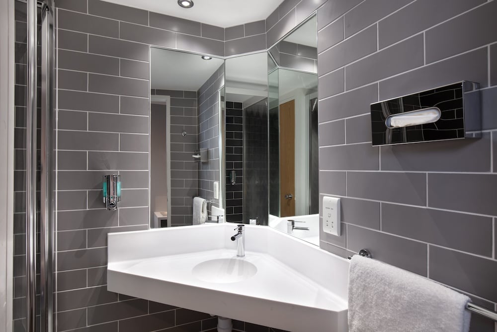 Holiday Inn Express Strathclyde Park M74 Jct 5 17/43