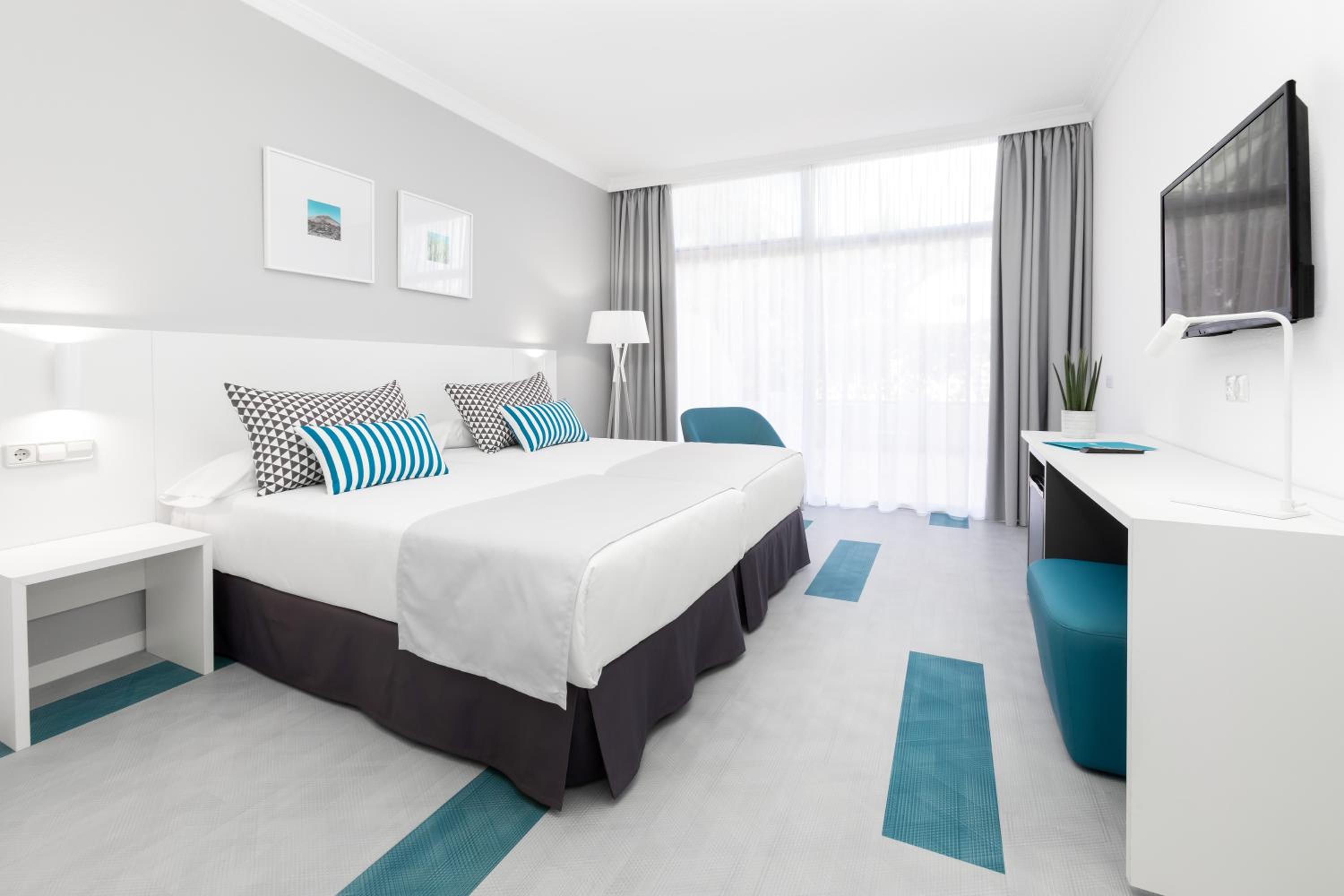ROOM, DOUBLE OR TWIN BED