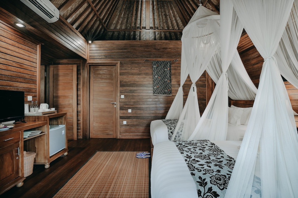 Bale Gede Lembongan 12/57