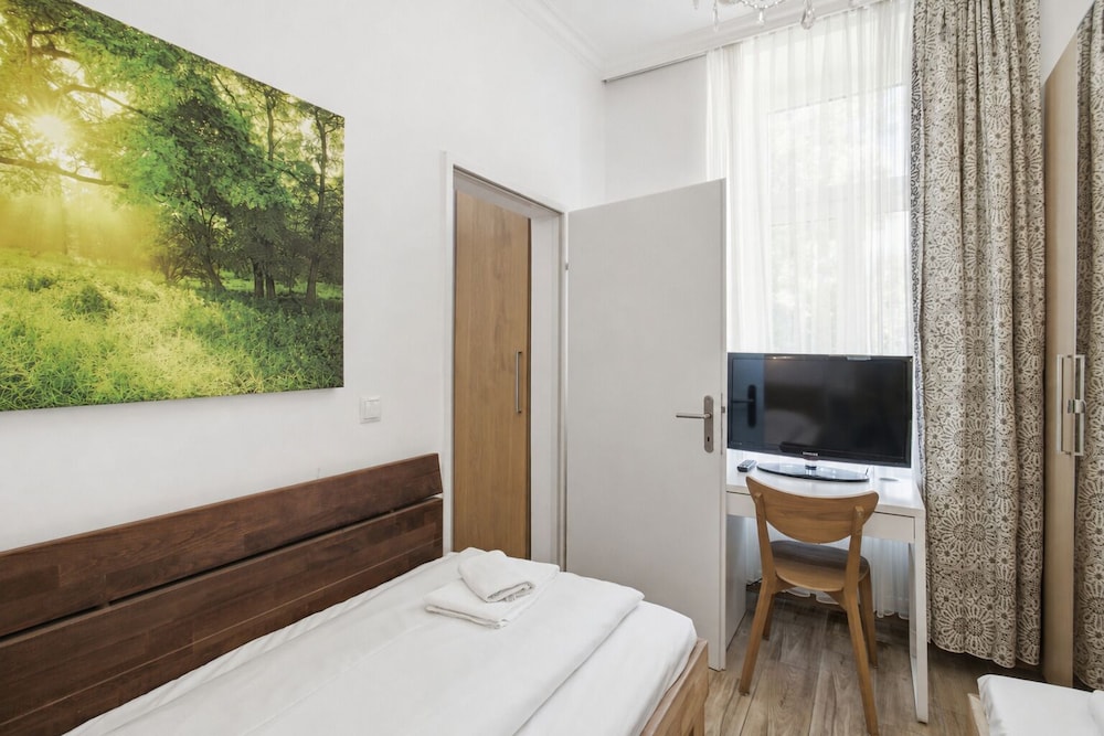 City, Twin Beds, Private Bathroom، AJO MESSE 5/9