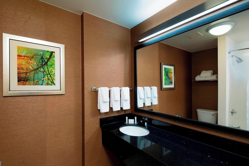 Fairfield Inn & Suites Newark Liberty International Airport 35/38
