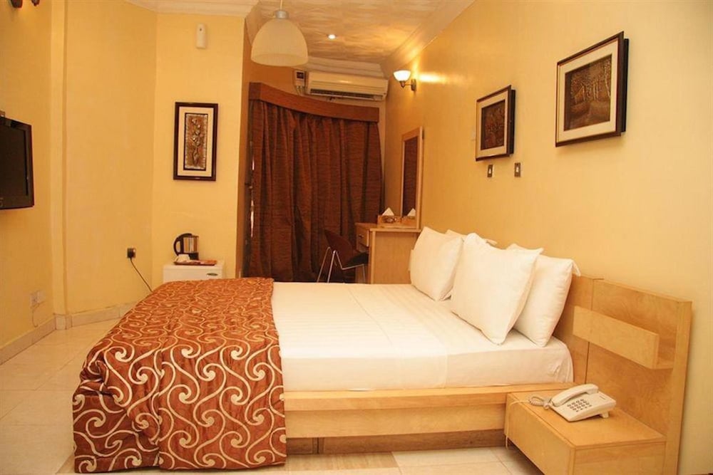 Solitude Hotel Victoria Island 6/30