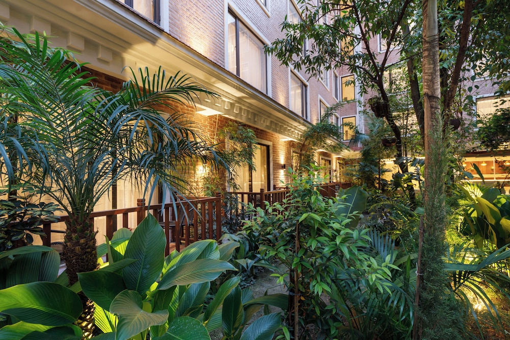 Hotel Thrive, A Tropical Courtyard 6/66