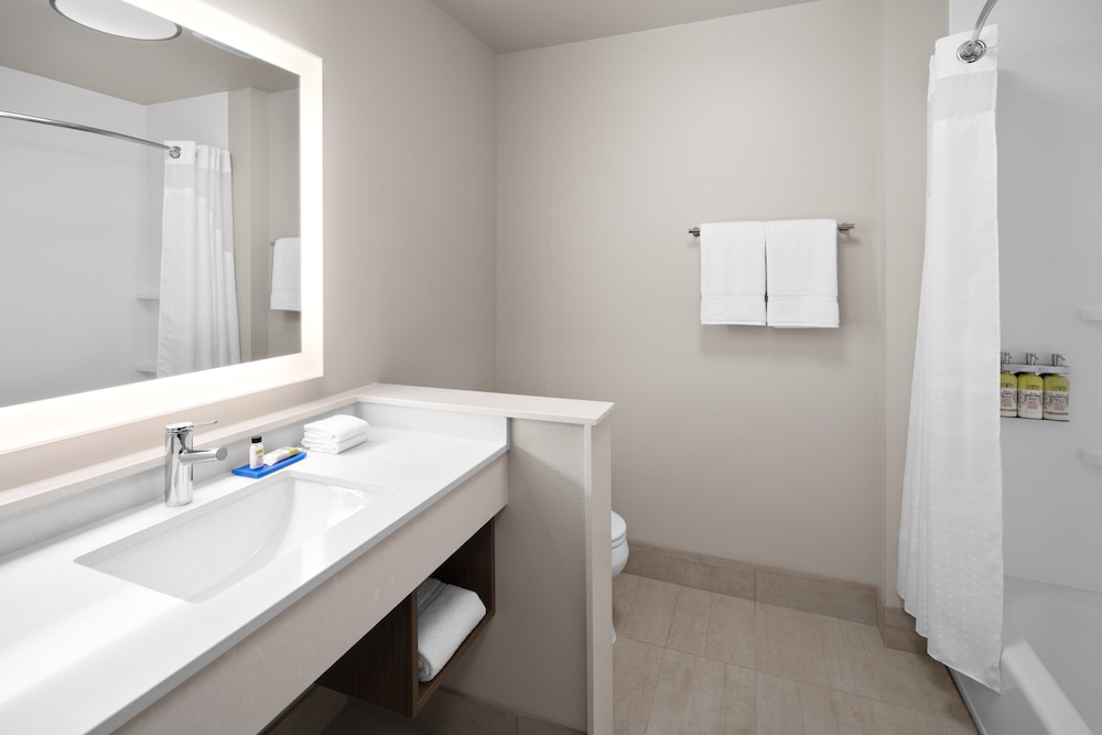 Holiday Inn Express & Suites Elkhorn - Lake Geneva Area 11/55