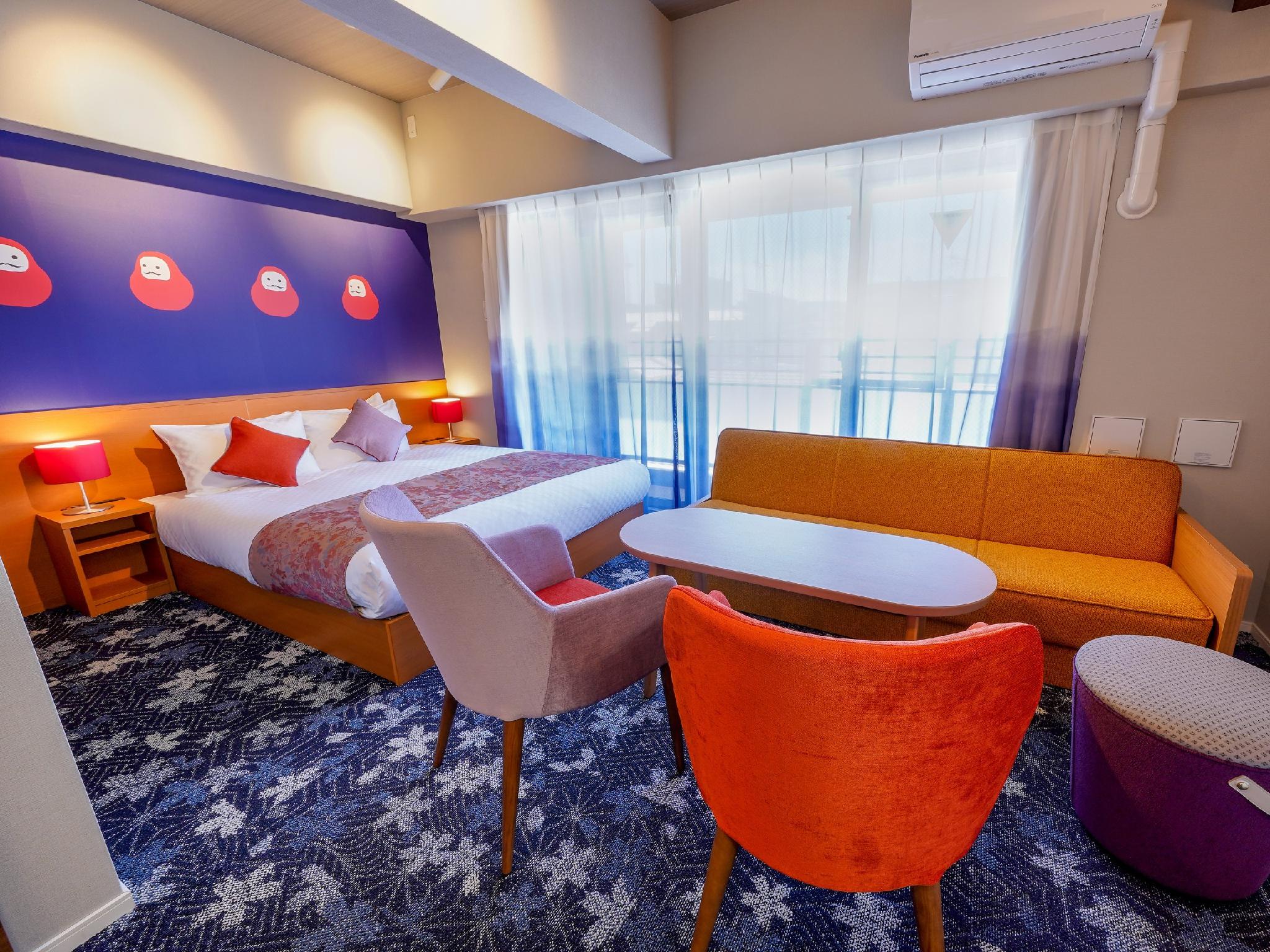 DELUXE, TWIN BEDS, SOFA