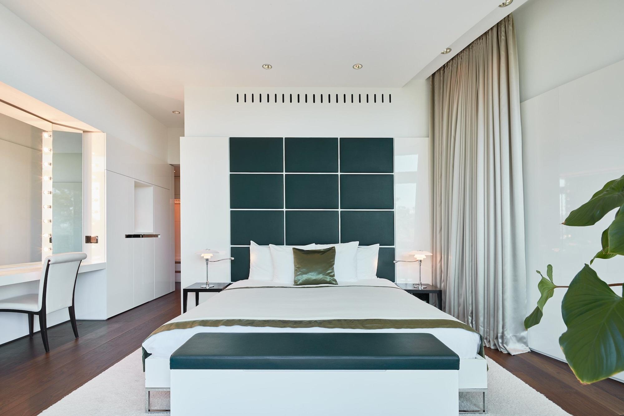 Suite, Butler