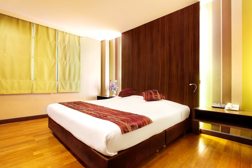 Bally Suite Silom 13/25