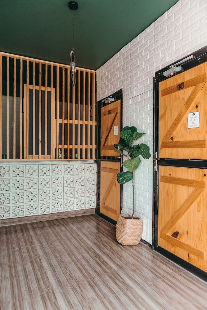 Pi Hostel 11/73