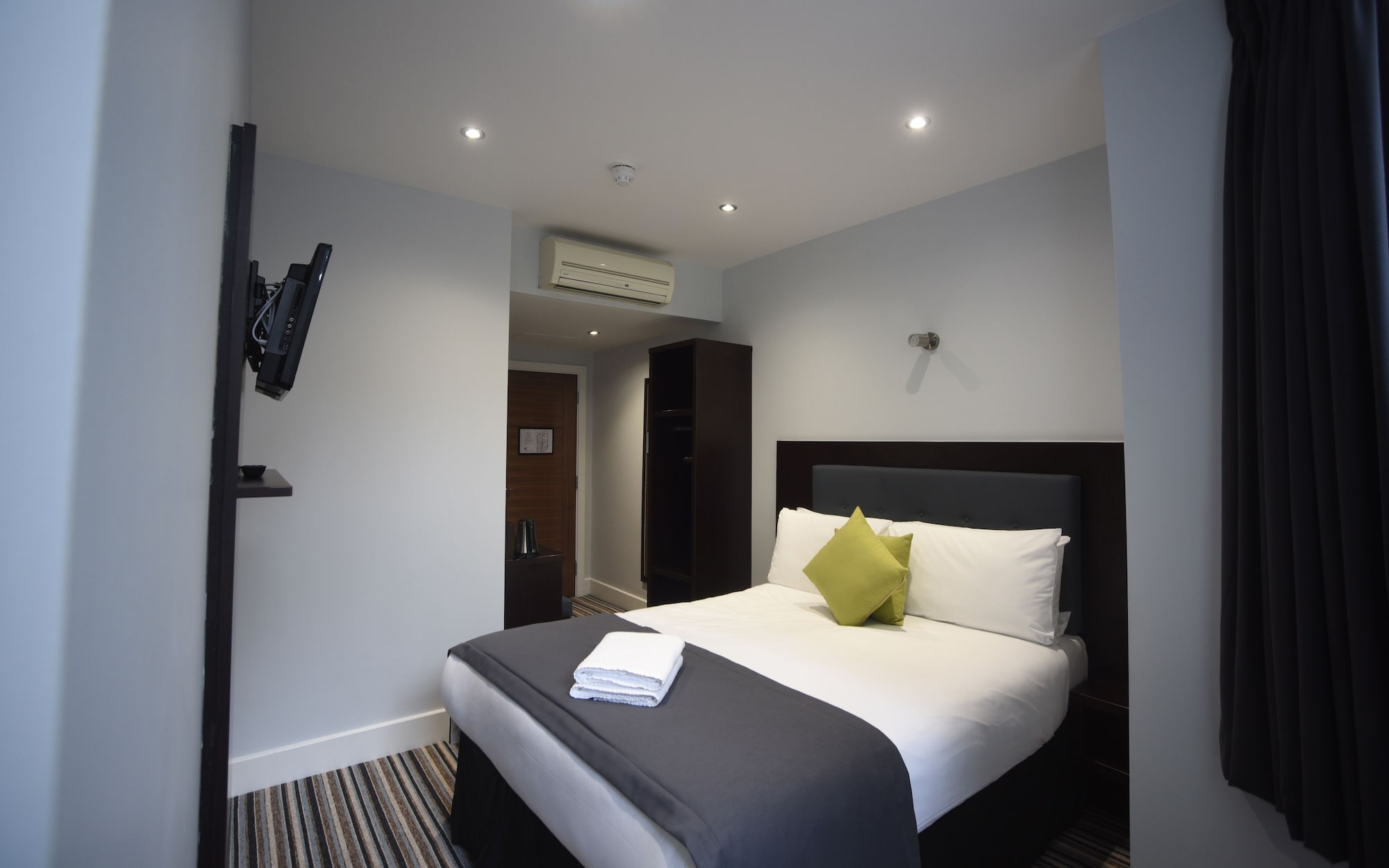 ROOM, DOUBLE BED