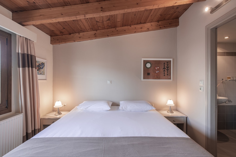 ROOM, DOUBLE OR TWIN BED