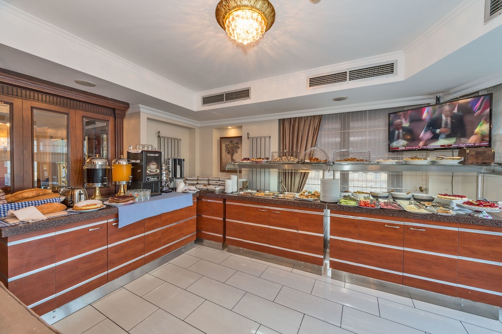 Hotel Daphne 3/64
