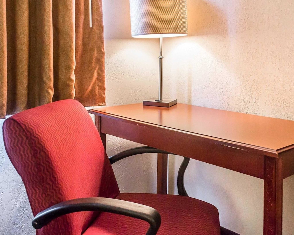 Economy Inn and Suites Warren 26/28