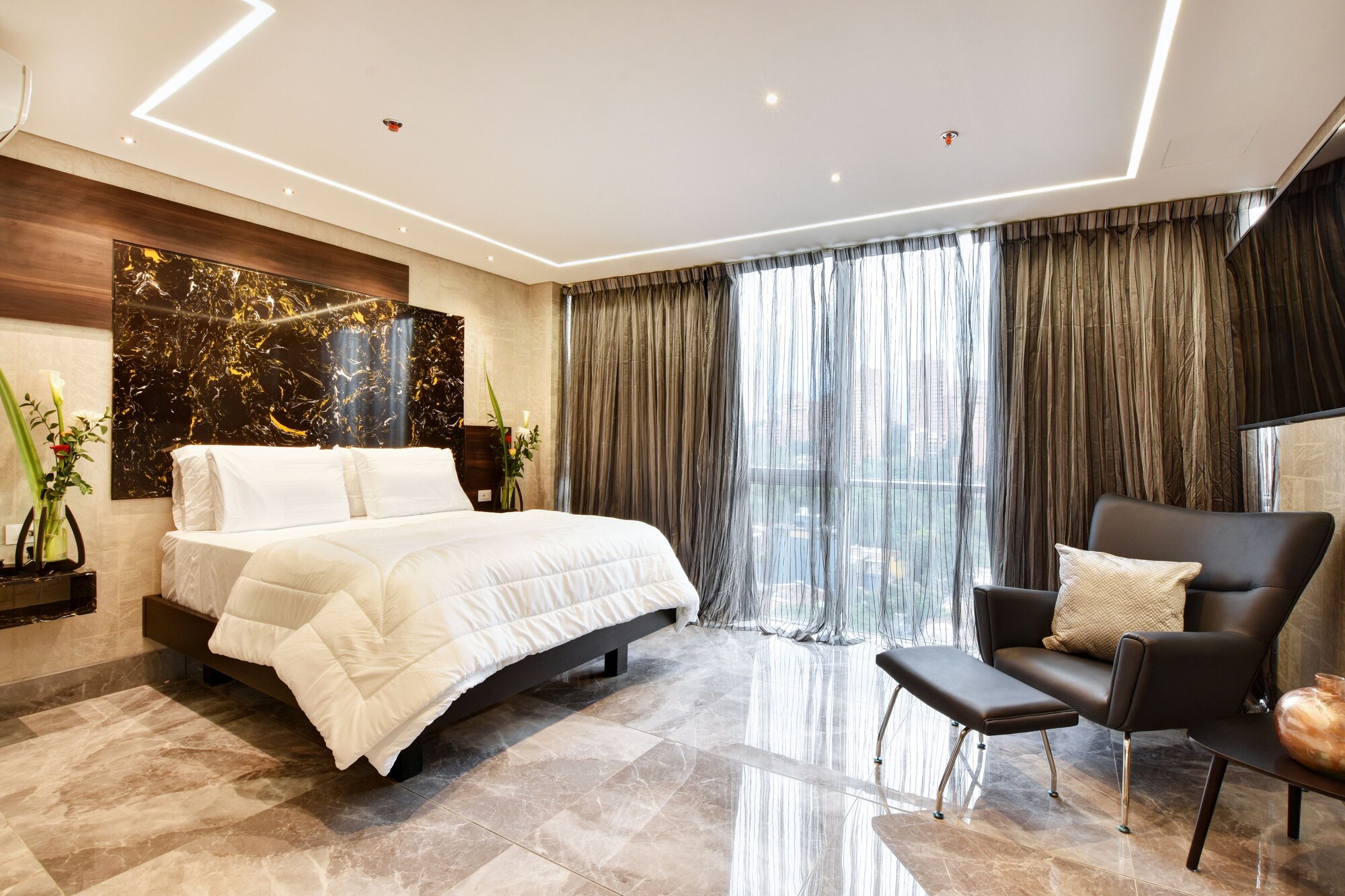 4 BEDROOMS, PENTHOUSE, JETTED TUB