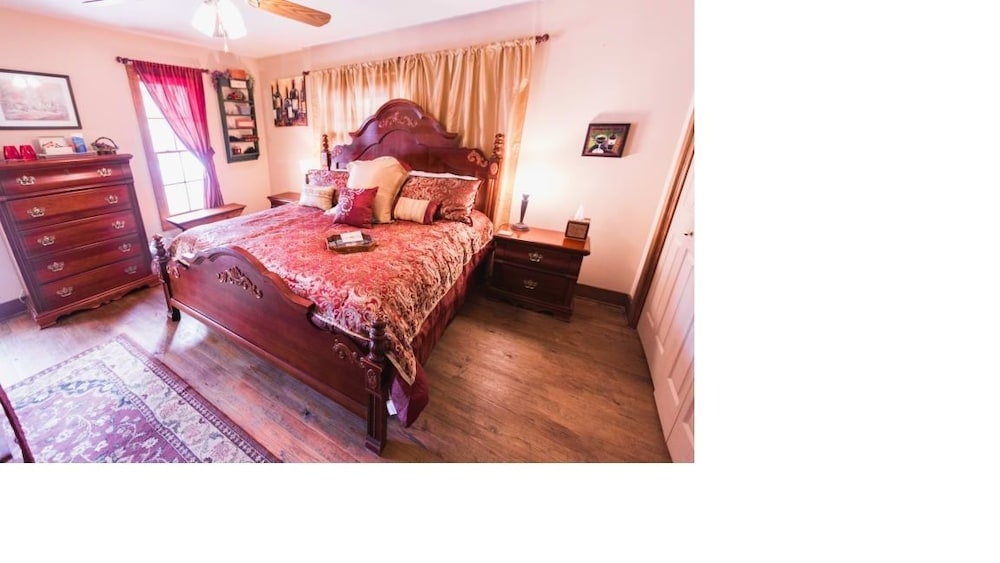 Vineyard, King Bed