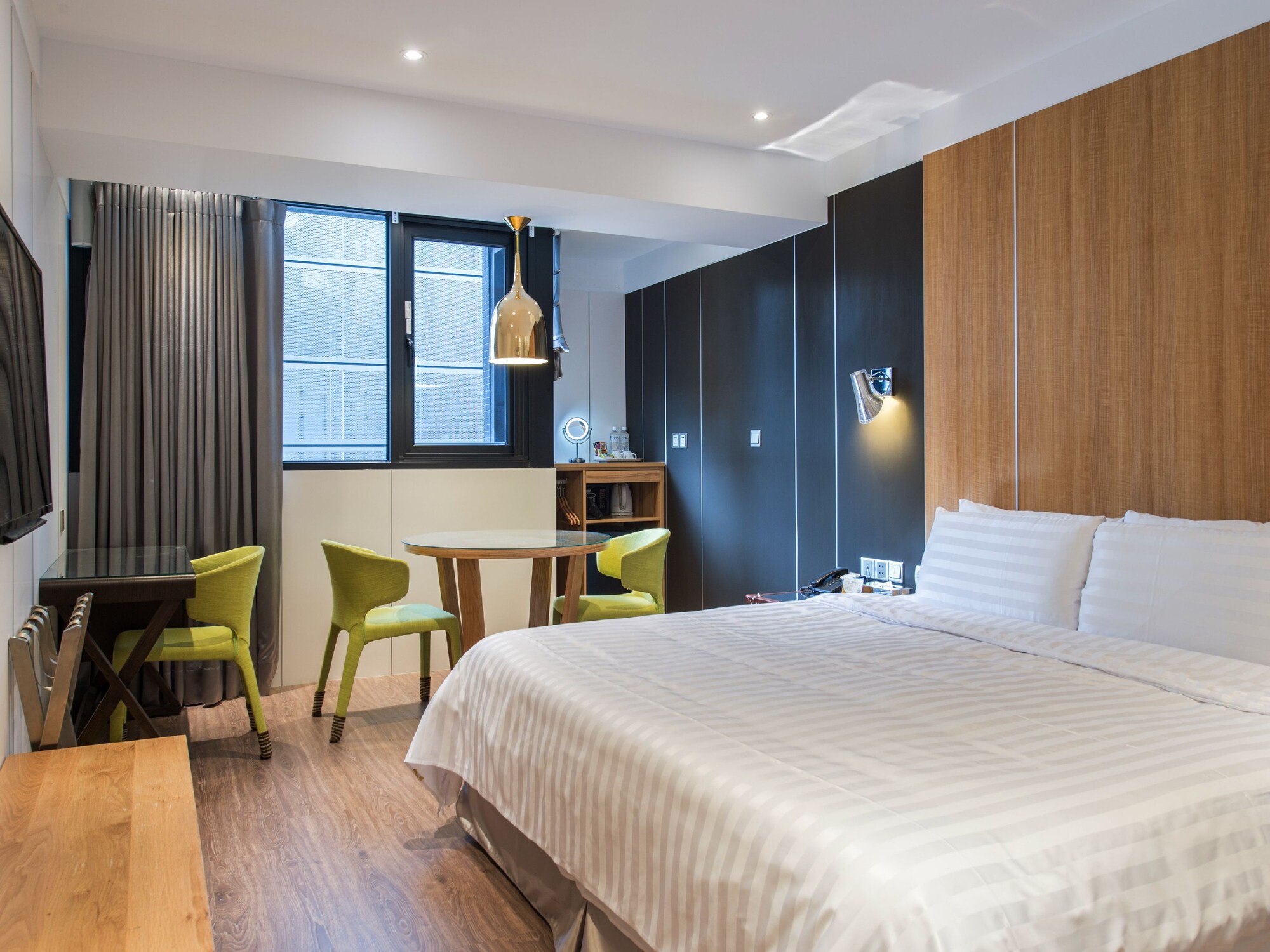 DELUXE, DOUBLE BED, BATHTUB