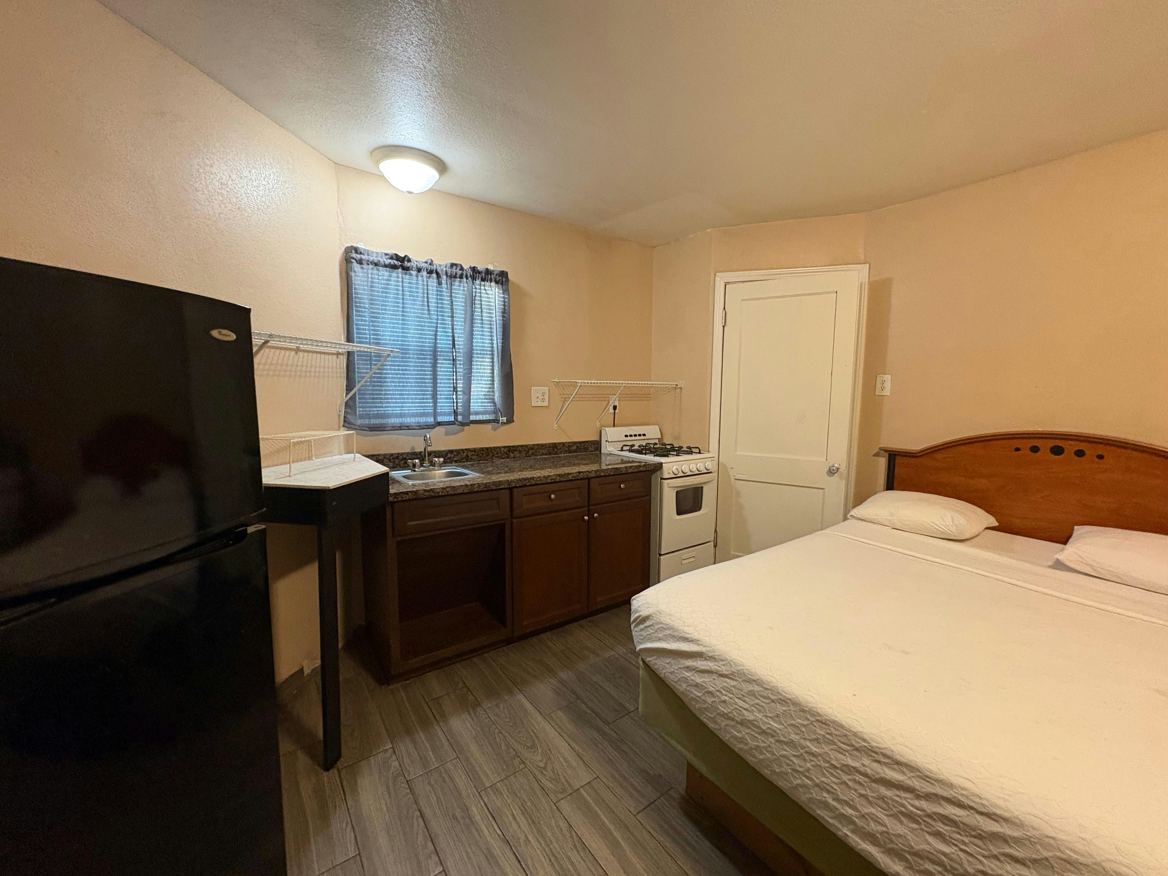 Queen Bed with Kitchenette Smoking