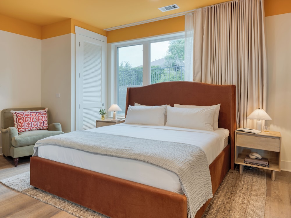 DELUXE, KING BED, ACCESSIBLE