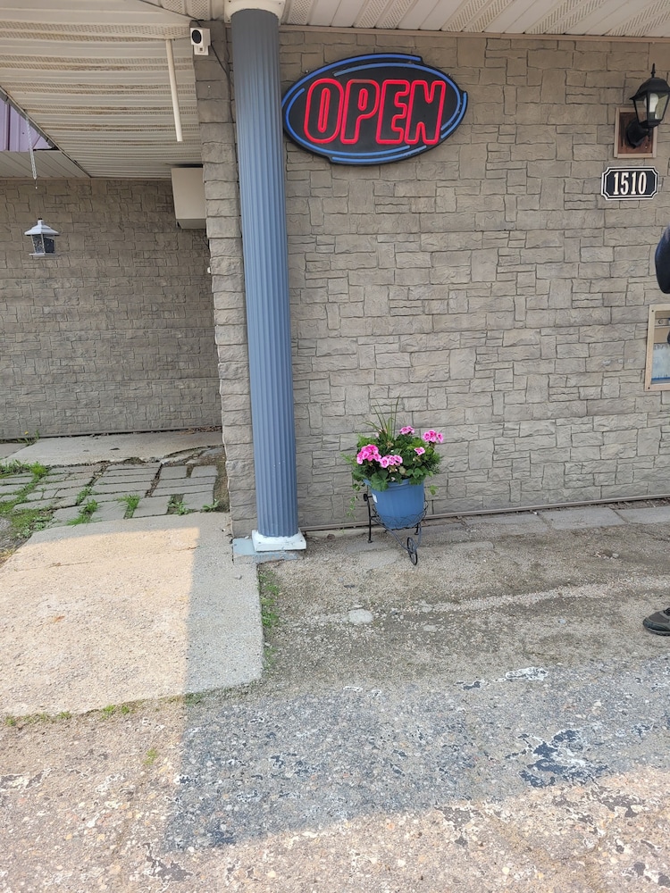 T-59 Motel Thief River Falls 32/34