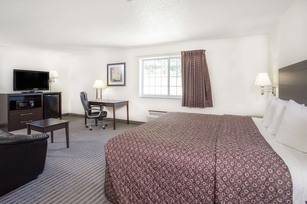 Super 8 by Wyndham Cedar Falls IA-University 6/19