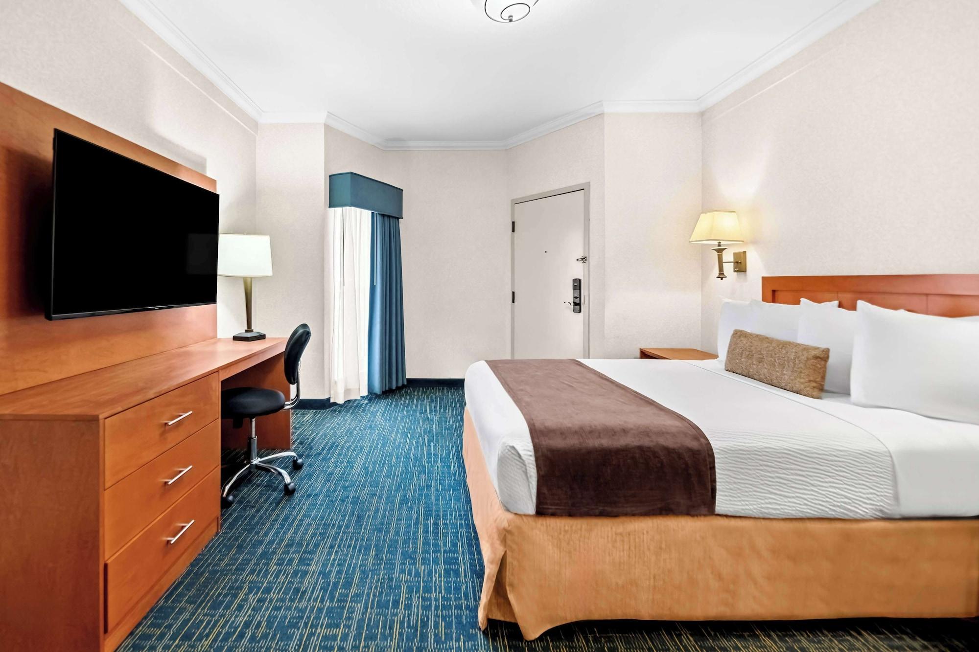 Suite, Multiple Beds, Living Area