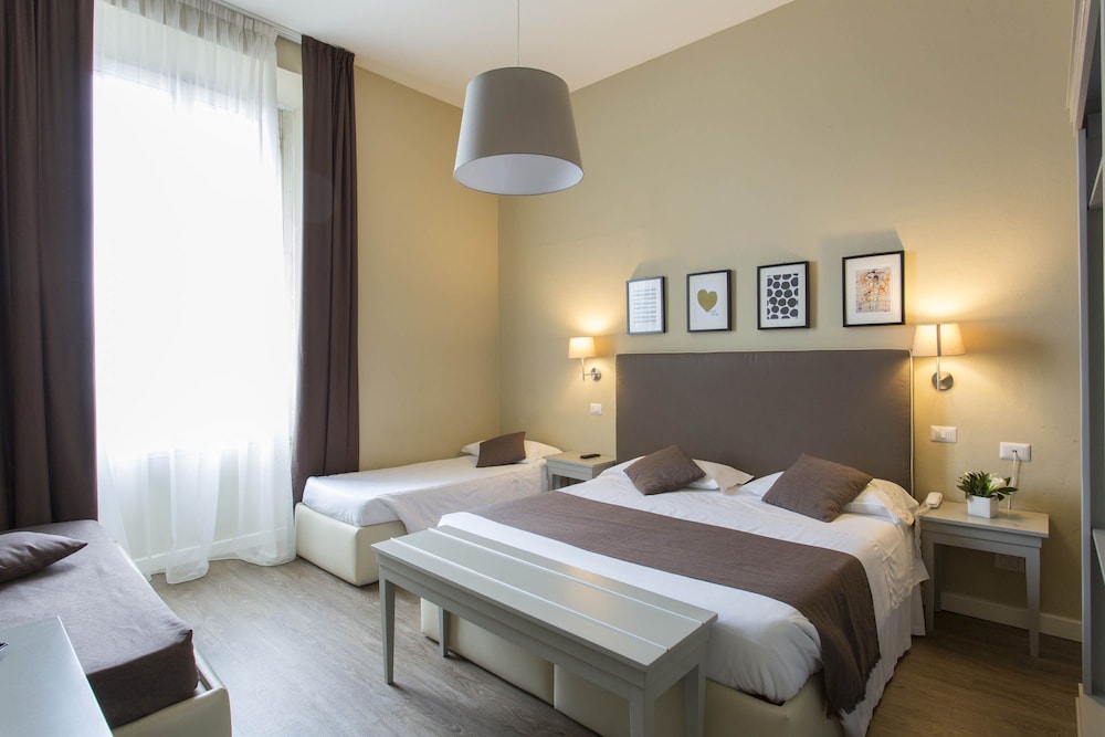 ROOM, QUADRUPLE