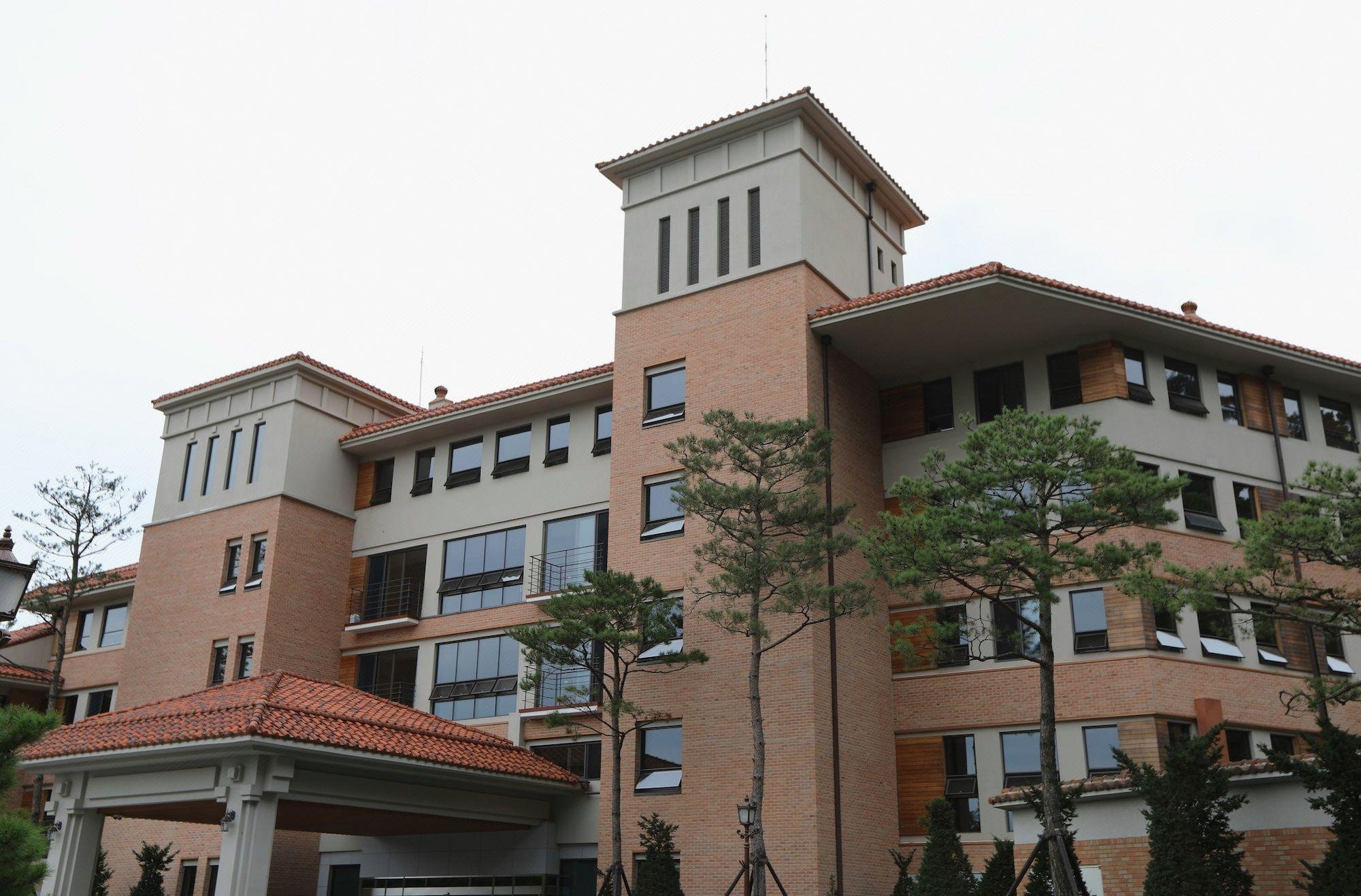 Pinehills Hotel 4/14